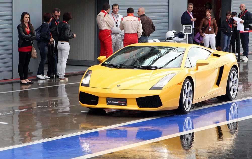 Опубликован видеролик о спортивном вождение в Италии на Ferrari и Lamborghini
